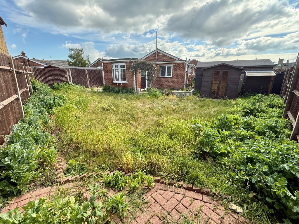 Lot: 106 - THREE-BEDROOM EXTENDED BUNGALOW FOR IMPROVEMENT - Garden to rear